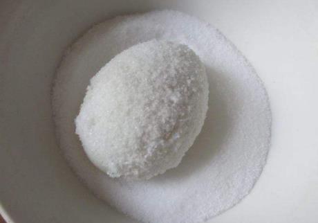 腌咸鸭蛋时，用食盐还是泥土？用错了方法，难怪鸭蛋不起沙不流油