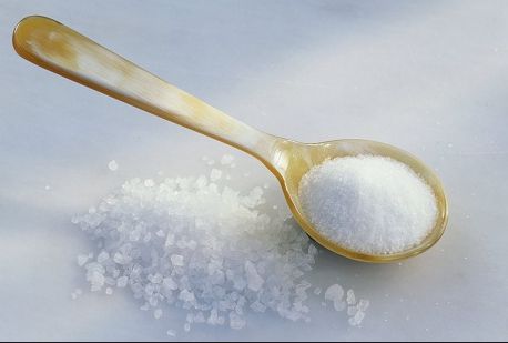 人到中年，4大“升脂大户”最好少吃，预防血管堵塞从减盐开始